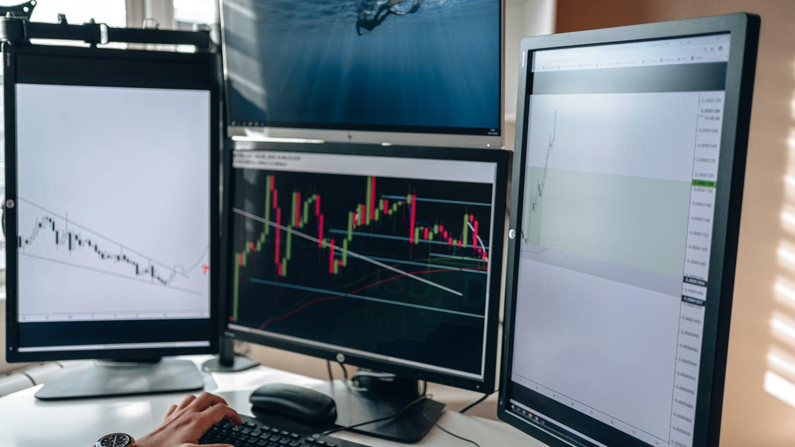 A trader reviewing Reddit-style crypto posts alongside risk management notes and altcoin watchlists